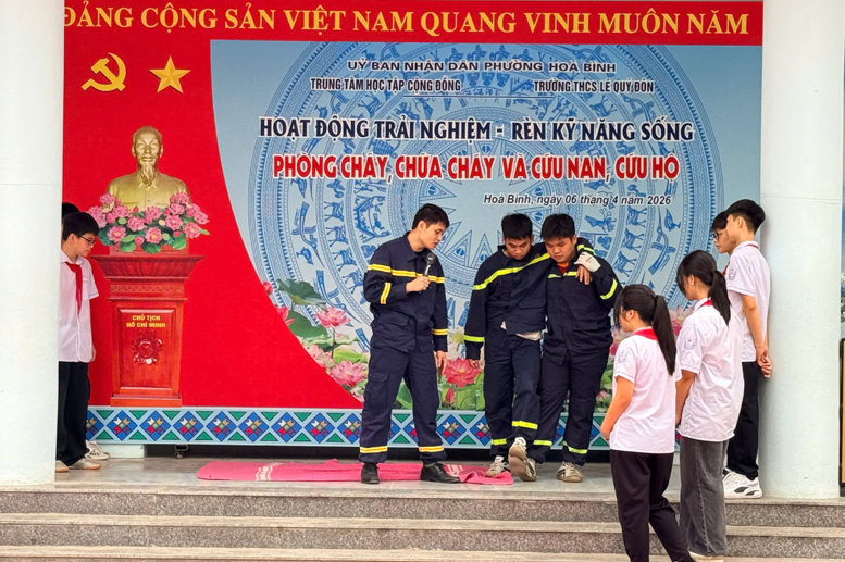 Các cán bộ Đội CC và CNCH khu vực Hoà Bình – hướng dẫn các kĩ năng cứu nạn cứu hộ