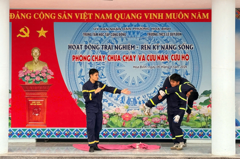 Các cán bộ Đội CC và CNCH khu vực Hoà Bình – hướng dẫn các kĩ năng cứu nạn cứu hộ