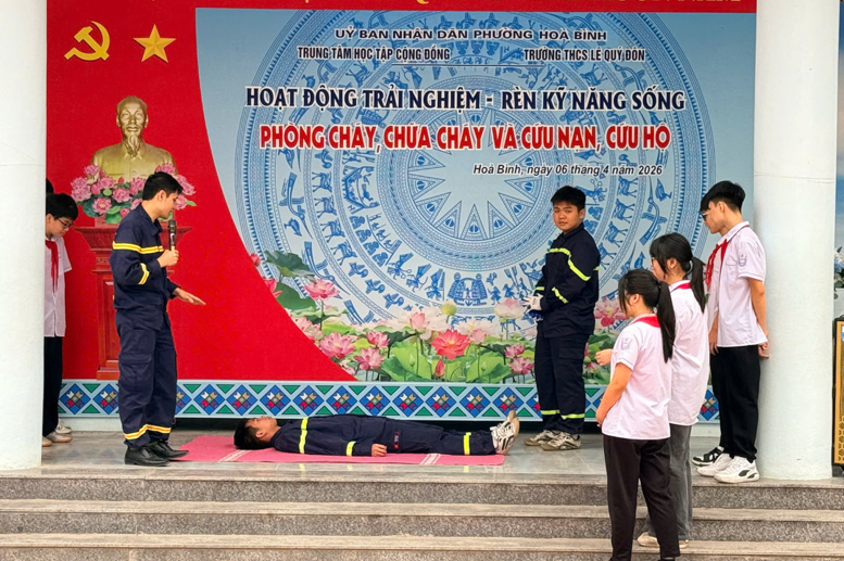 Các cán bộ Đội CC và CNCH khu vực Hoà Bình – hướng dẫn các kĩ năng cứu nạn cứu hộ