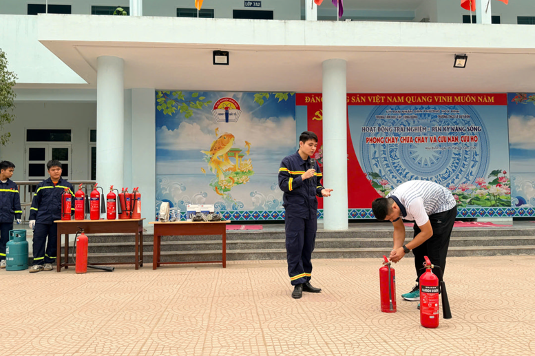 Các cán bộ Đội CC và CNCH khu vực Hoà Bình – hướng dẫn các kĩ năng sử dụng bình chữa cháy