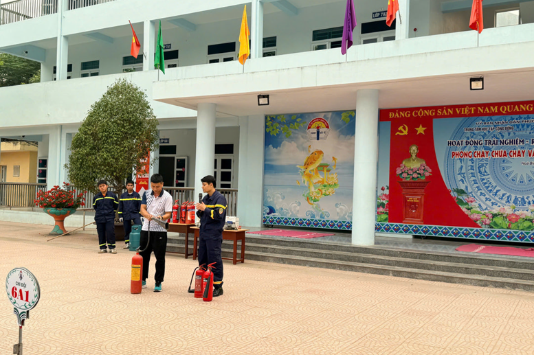 Các cán bộ Đội CC và CNCH khu vực Hoà Bình – hướng dẫn các kĩ năng sử dụng bình chữa cháy