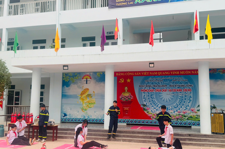 Học sinh trải nghiệm thực hành các kĩ năng cứu nạn cứu hộ