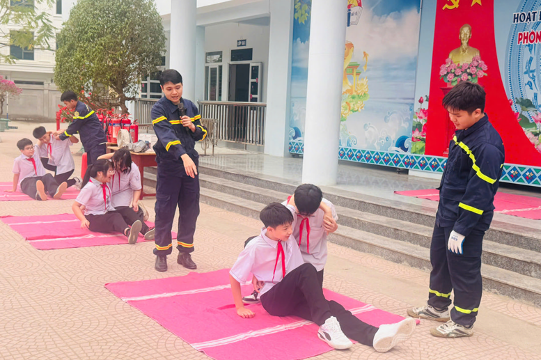 Học sinh trải nghiệm thực hành các kĩ năng cứu nạn cứu hộ