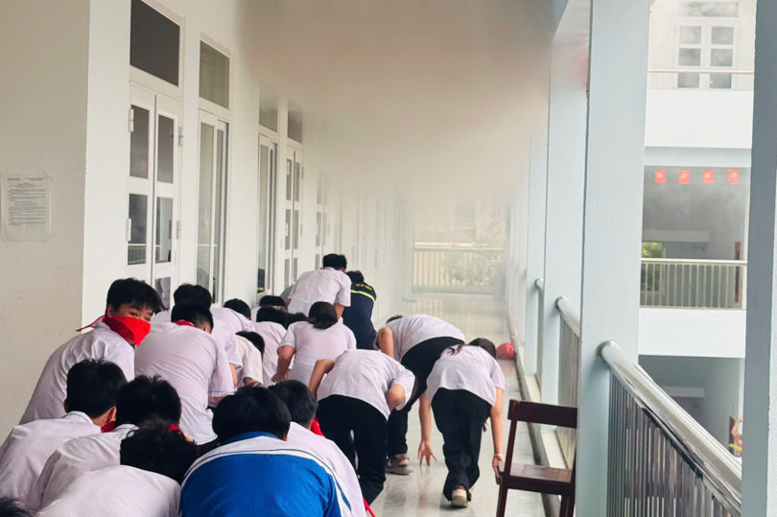 Học sinh trải nghiệm thực hành các kĩ năng thoát hiểm