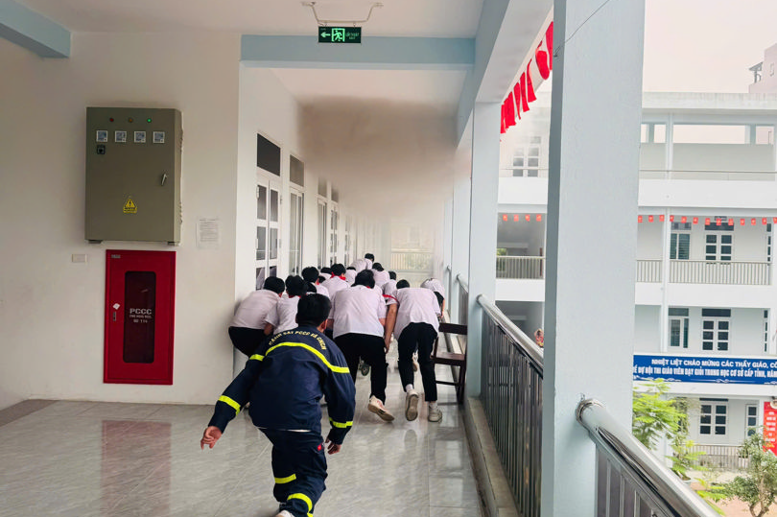 Học sinh trải nghiệm thực hành các kĩ năng thoát hiểm