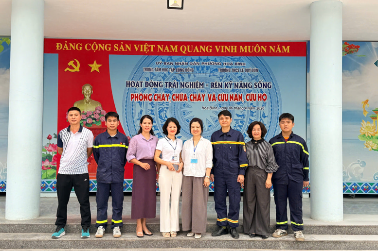 Ban giám hiệu, đại diện giáo viên nhà trường chụp ảnh lưu niệm cùng các cán bộ Đội CC và CNCH khu vực Hoà Bình và cán bộ trung tâm học tập cộng đồng