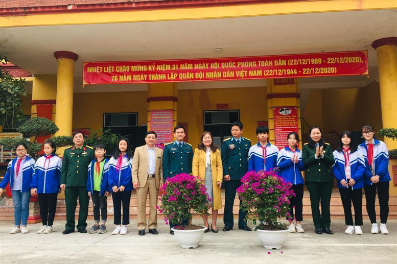 Thầy và trò nhà trường chụp ảnh lưu niệm với đơn vị