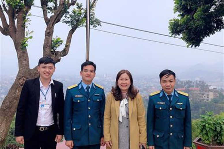 Thầy và trò nhà trường chụp ảnh lưu niệm cùng cán bộ, chiến sĩ đơn vị