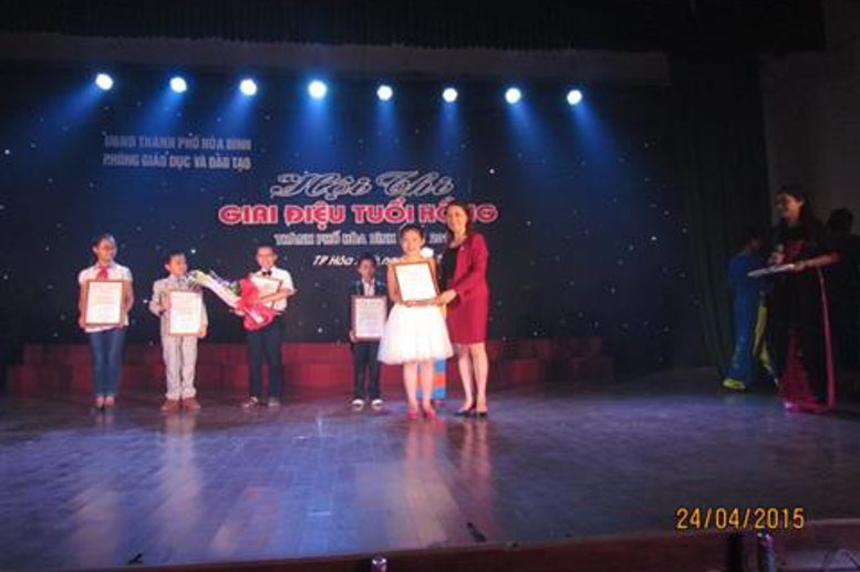 Bạn Trần An Khanh lớp 6A4 đứng đầu tiên từ trái qua