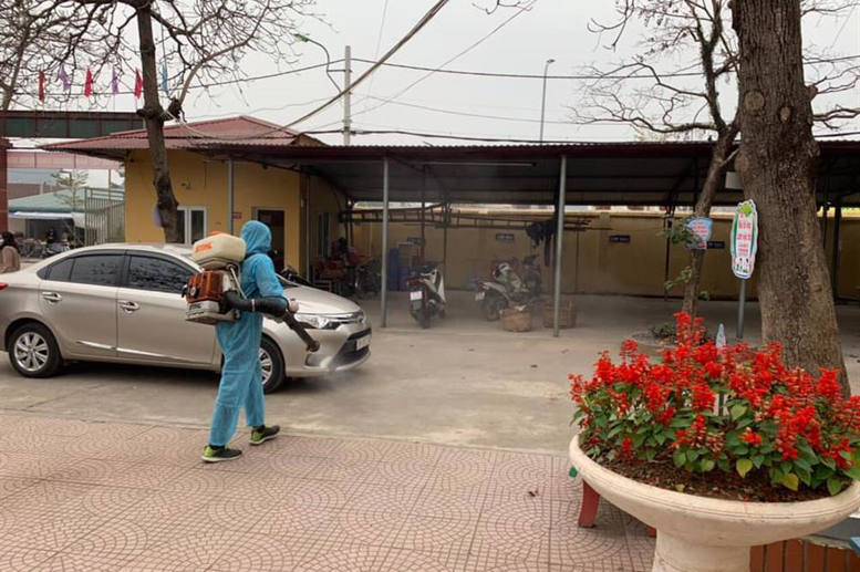 Ngành Y tế TP phun sát khuẩn tại nhà trường