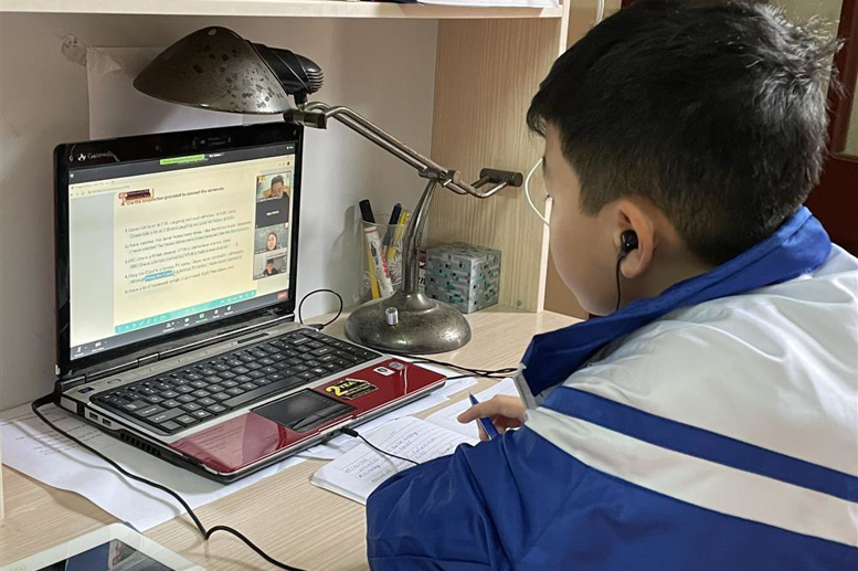 Các em học sinh tập trung theo dõi các tiết học của Thầy cô