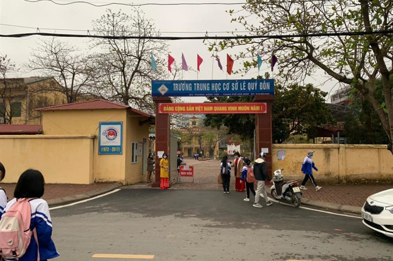 Tất cả HS được đo thân nhiệt và rửa tay sát khuẩn ngay tại cổng trường