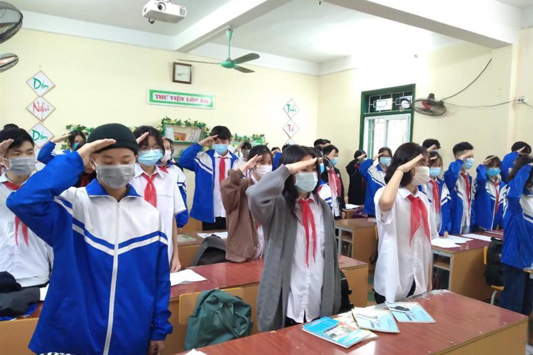Học sinh dự tiết chào cờ trong lớp học, hạn chế tập trung đông người