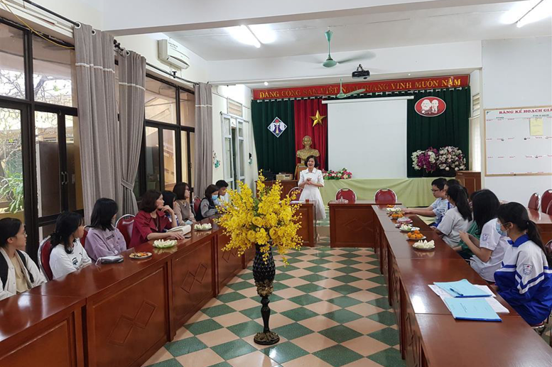 Cô giáo Phạm Thị Thu Hằng - Phó bí thư chi bộ, PHT nhà trường; các thầy cô lãnh đội và 12 học sinh 