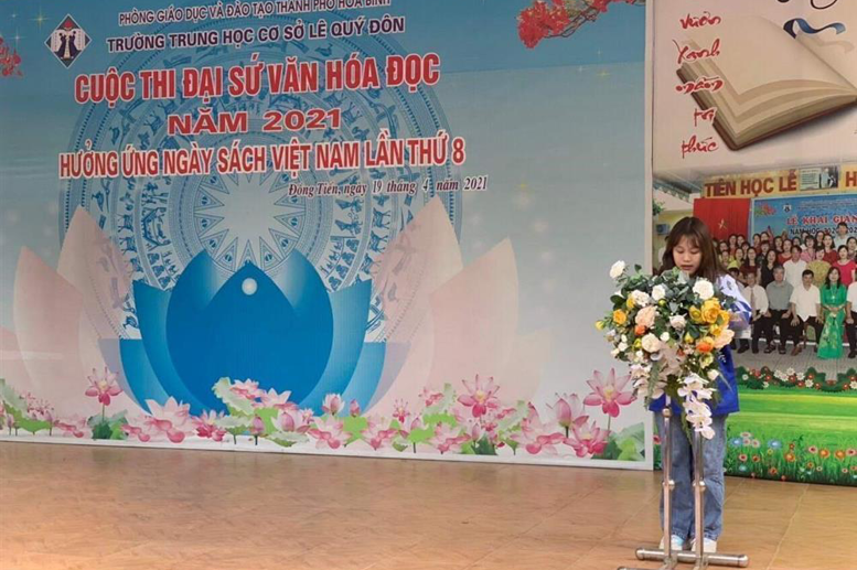 Em Phạm Minh Anh – HS lớp 8A1 đang trình bày bài dự thi của mình