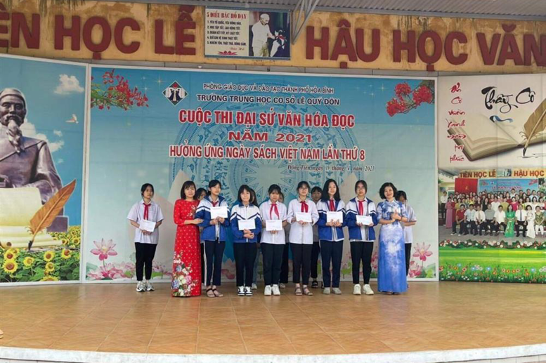 Trao giải cho các em học sinh có bài dự thi xuất sắc