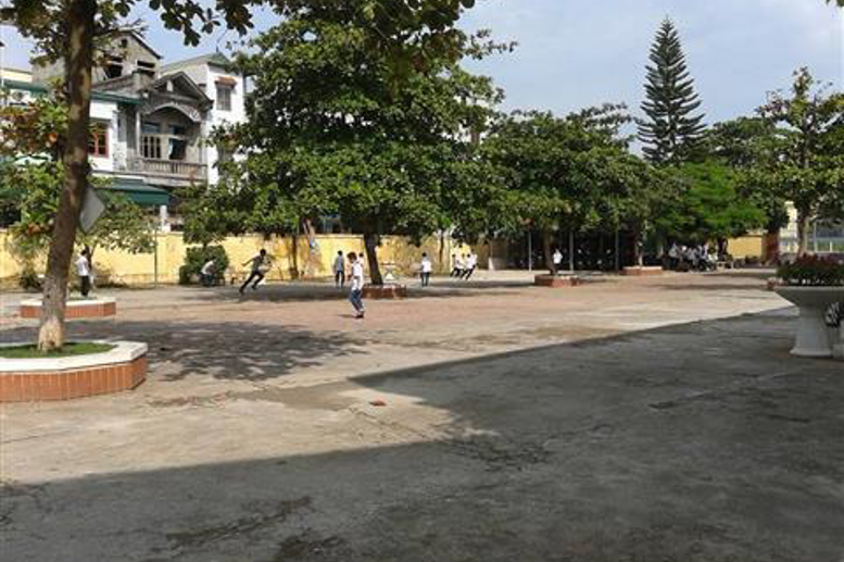 Trên sân trường