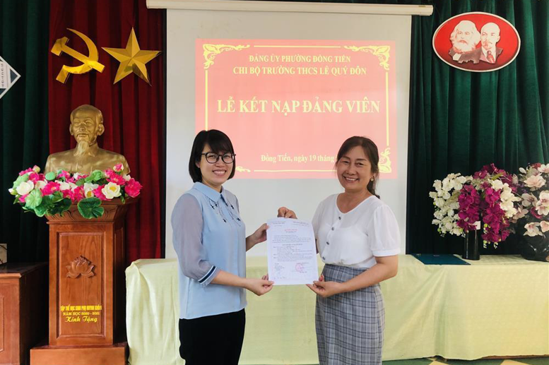 Đồng chí Phạm Thị Hải Châu–Bí thư Chi bộ đã trao Quyết định kết nạp Đảng viên