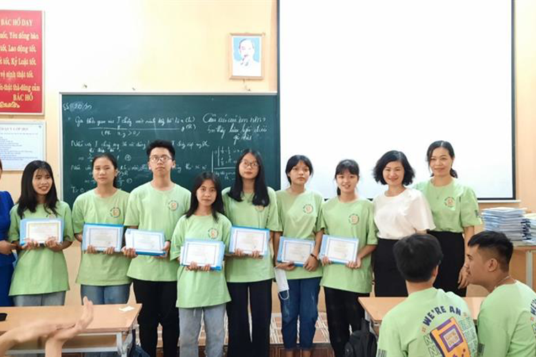 Ban Giám Hiệu tặng thưởng cho các em