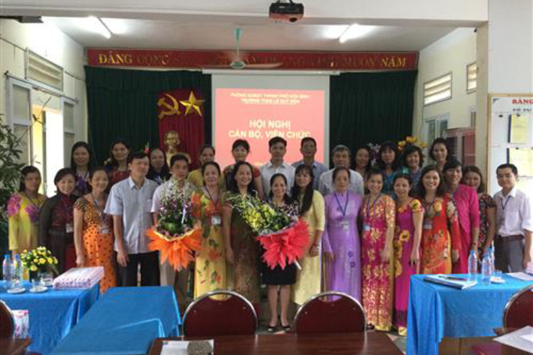  Tập thể cán bộ; giáo viên trường THCS Lê Qúy Đôn