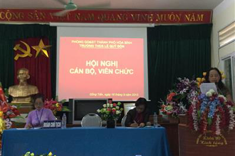 Đ/c Nguyễn Thị Minh Nguyệt HT nhà trường báo cáo kết quả hoạt động năm học 2014 – 2015;  phương hướng nhiệm vụ năm học 2015 - 2016