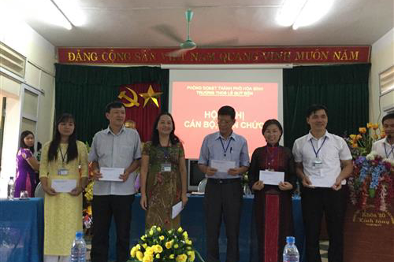 Trao thưởng các đồng chí GV có nhiều học sinh thi đỗ vào trường THPT Chuyên và THPT Dân tộc nội trú Tỉnh