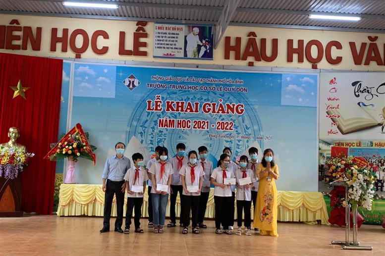 Tặng quà các em HS có hoàn cảnh khó khăn 