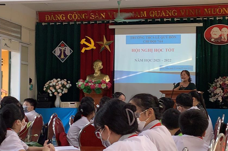 Cô giáo Phạm Thị Hải Châu, Bí thư Chi bộ, Hiệu trưởng dự và chỉ đạo hội nghị