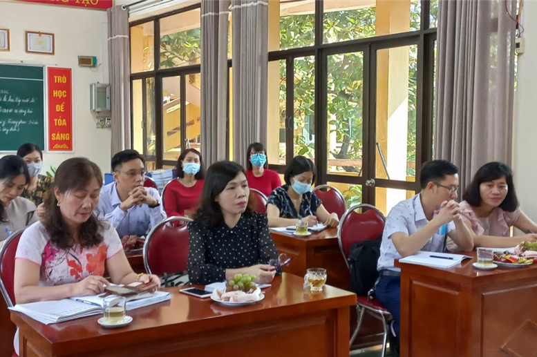 Các thành viên Đoàn Đánh giá sơ bộ của Sở GD&ĐT. Lãnh đạo và chuyên viên Phòng GD&ĐT TP. Hòa Bình