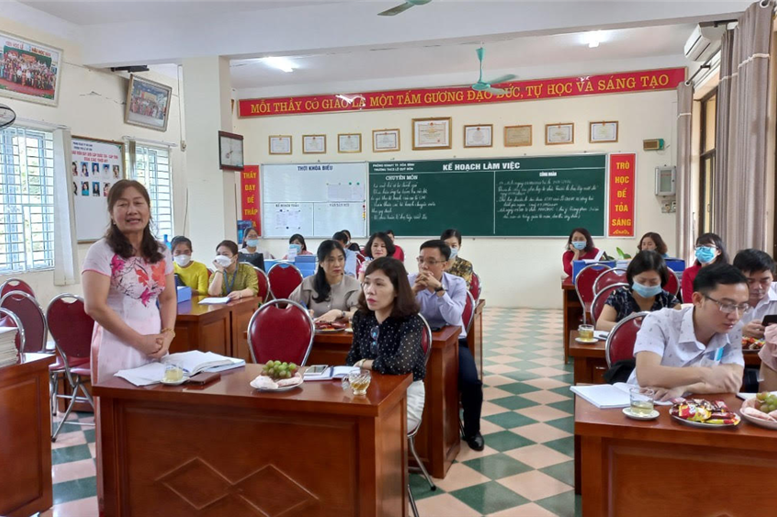 Bà Phạm Thị Hải Châu _Hiệu trưởng_Chủ tịch HĐ TĐG báo cáo kết quả thực hiện công tác kiểm định chất lượng và xây dựng trường đạt chuẩn quốc gia.