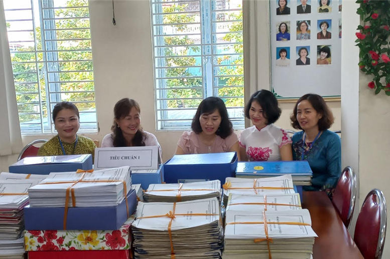 Các thành viên Đoàn Đánh giá sơ bộ và các đồng chí giáo viên hỗ trợ đoàn kiểm tra hồ sơ minh chứng.