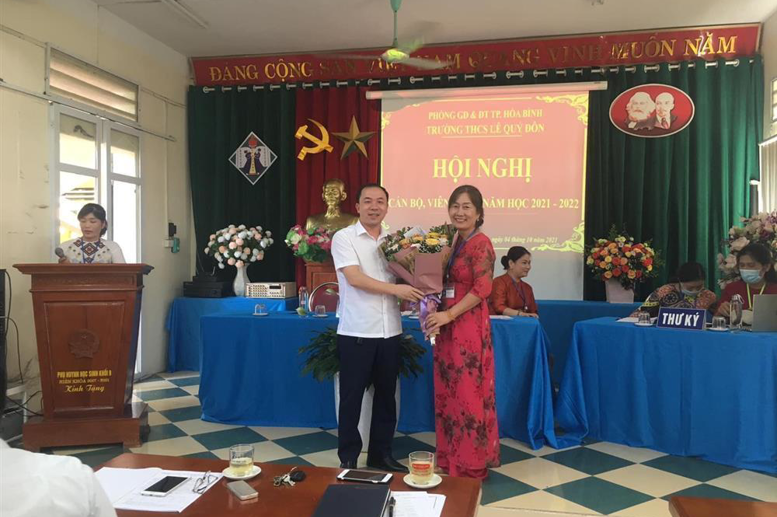 Đồng chí Nguyễn Tiến Qúy- phó chủ tịch UBND phường Đồng Tiến tặng hoa nhà trường.