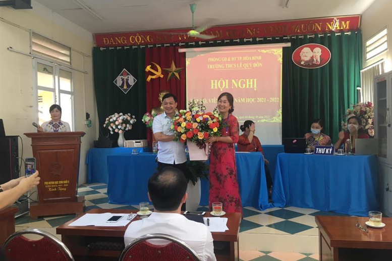 Ông Nguyễn Văn Duấn- Trưởng ban đại diện cha mẹ học sinh tặng hoa nhà trường.