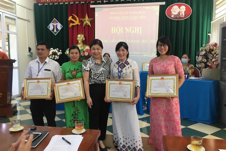 Đồng chí Kim Hồng- Phó trưởng phòng phòng GD và ĐT thành phố tặng giấy khen cho các đồng chí có nhiều thành tích trong năm học 2020-2021