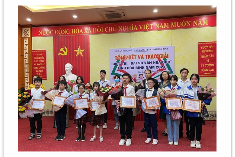 HS đạt giải của cuộc thi lên nhận giải