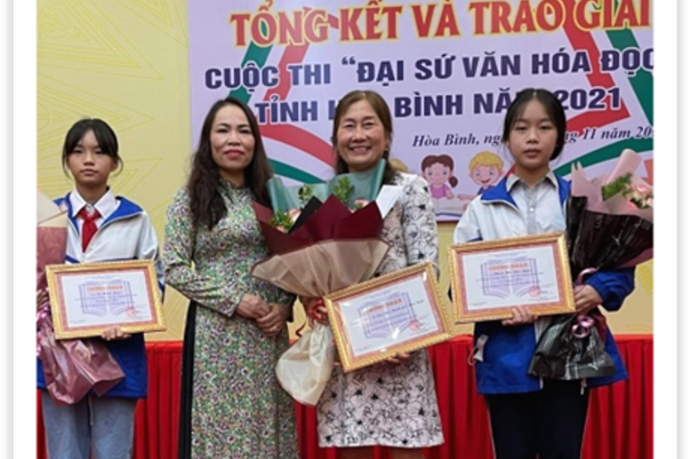 Bà Bùi Thị Niềm - GĐ Sở VH-TT-DL tỉnh HB chụp ảnh lưu niệm cùng Cô giáo Phạm Thị Hải Châu – Hiệu trưởng nhà trường và 02 HS đạt giải