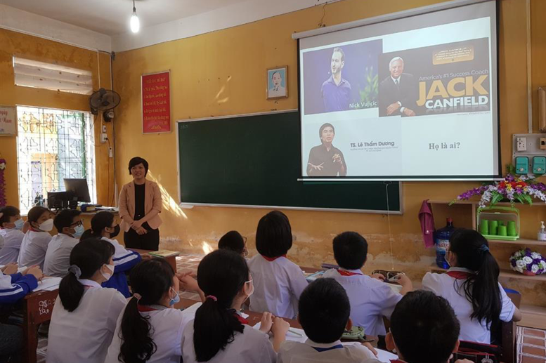 Cô giáo Phạm Thị Hương- GV dạy bộ môn Ngữ văn tại trường THCS Đồng Tiến