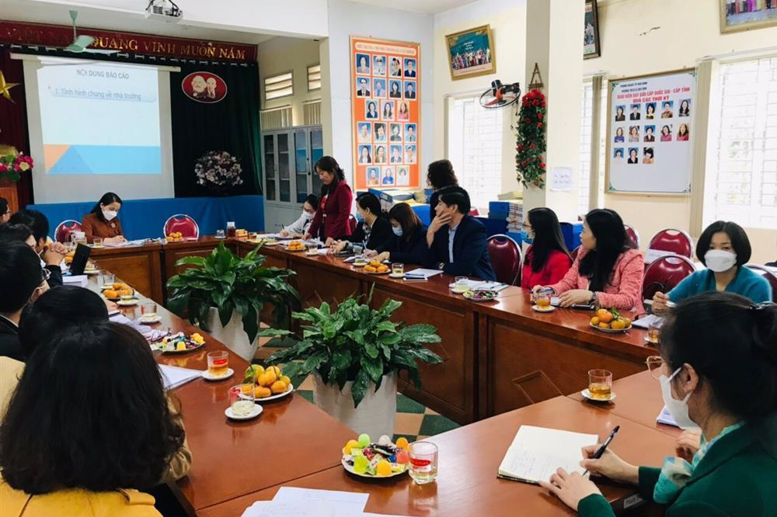 Bà Phạm Thị Hải Châu –Hiệu trưởng– Chủ tịch HĐ TĐG báo cáo trước Đoàn đánh giá ngoài của Sở GD&ĐT Hòa Bình