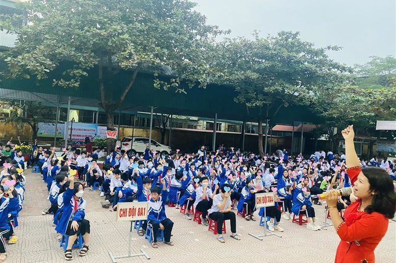 Học sinh hào hứng tham gia vào buổi ngoại khóa