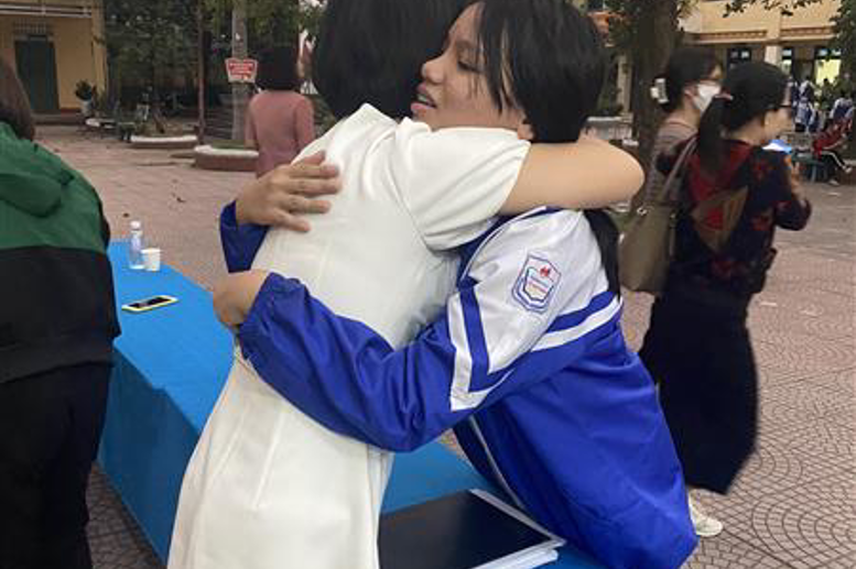 Những cái ôm chứa chan tình yêu thương của cô và trò