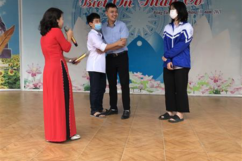 Những cái ôm chứa chan tình yêu thương của cô và trò