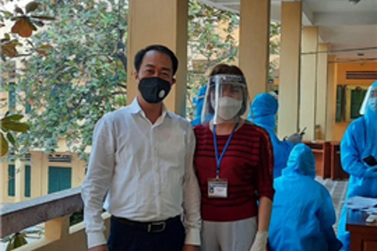 Đồng chí Lê Văn Thành – Chủ tịch UBND phường Đồng Tiến  đến chỉ đạo trực tiếp tại điểm tiêm