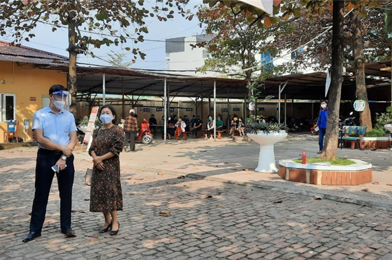 Các đồng chí lãnh đạo Phòng Giáo dục thành phố Hòa Bình trực tiếp kiểm tra công tác tiêm chủng tại trường