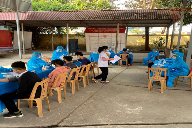 Học sinh được khám sàng lọc trước khi tiêm, vẫn thực hiện nghiêm túc việc giãn cách.