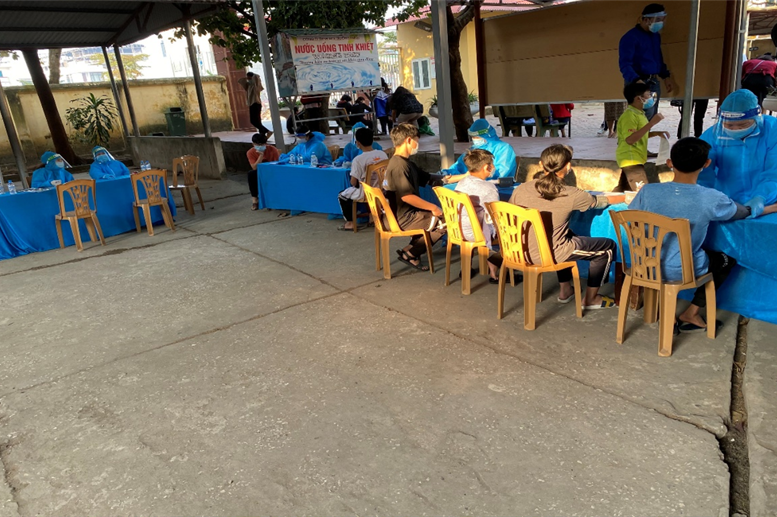 Học sinh được khám sàng lọc trước khi tiêm, vẫn thực hiện nghiêm túc việc giãn cách.