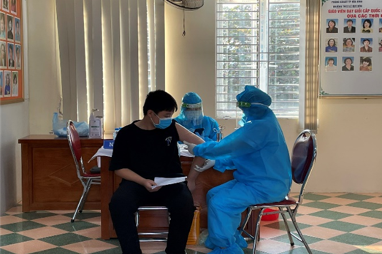 Học sinh có tâm lý thoải mái khi tiêm, nghiêm túc thực hiện giãn cách.