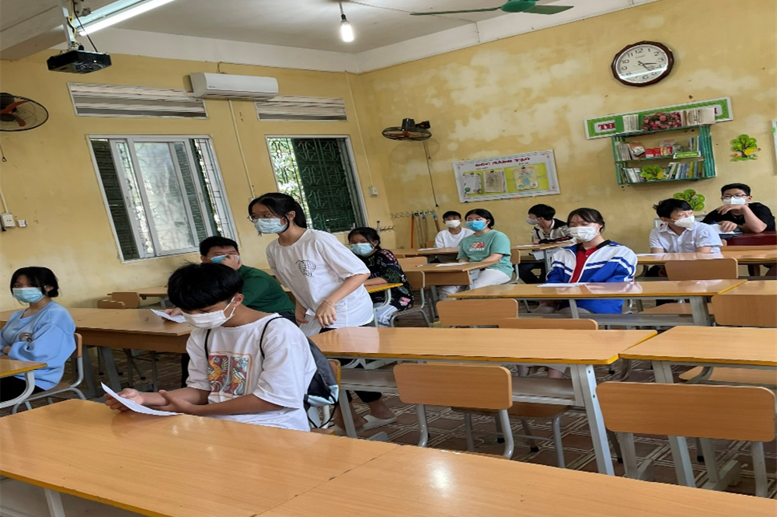 Học sinh được theo dõi sau tiêm , thực hiện giãn cách tại lớp học.