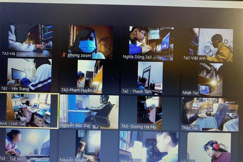 Các em HS tham gia thi, giám thị coi thi qua Zoom