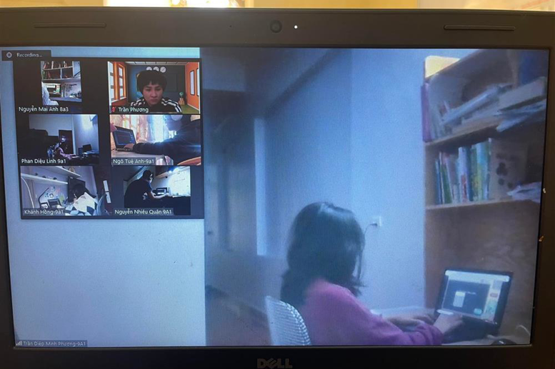 Các em HS tham gia thi, giám thị coi thi qua Zoom