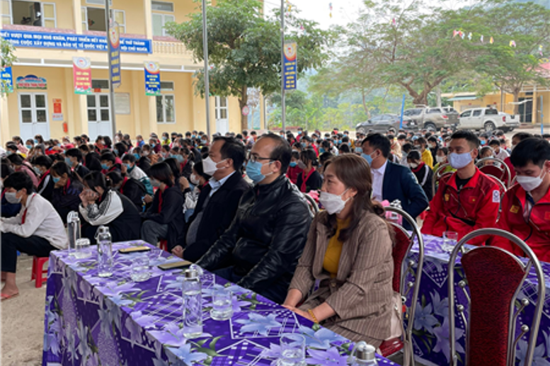 Ngày 11 tháng 12 năm 2021 cô giáo: Phạm Thị Hải Châu tham gia đoàn thiện nguyện tặng quà cho HS trường PTDTBT THCS Tân Minh - H. Đà Bắc - T. Hòa Bình